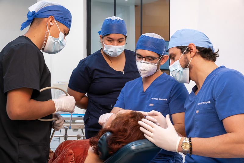 Denetal Implant doctors performing the procedure in Mexico.